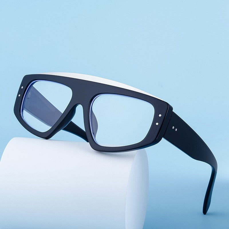 Fashionable Cat Eye Sunglasses In Large Lightweight Frame