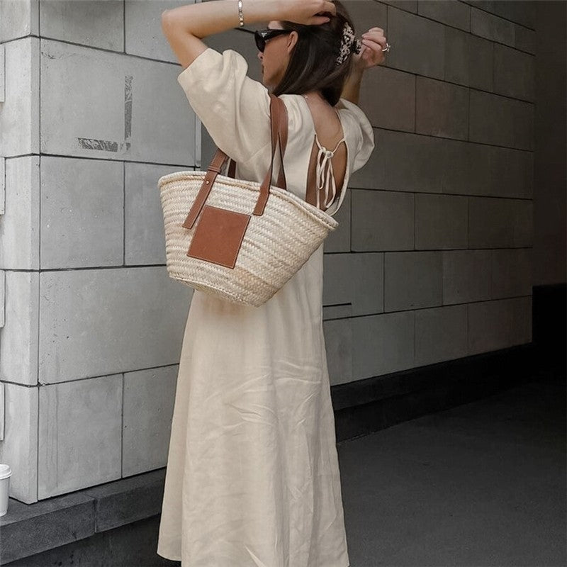 Sure! Here is an optimized title for your clothing product in English:

"Chic V-Neck Dress with Backless