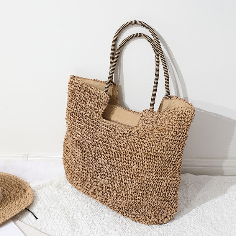 Leisurely Chic: Oversized Straw Beach Tote with Ample Space