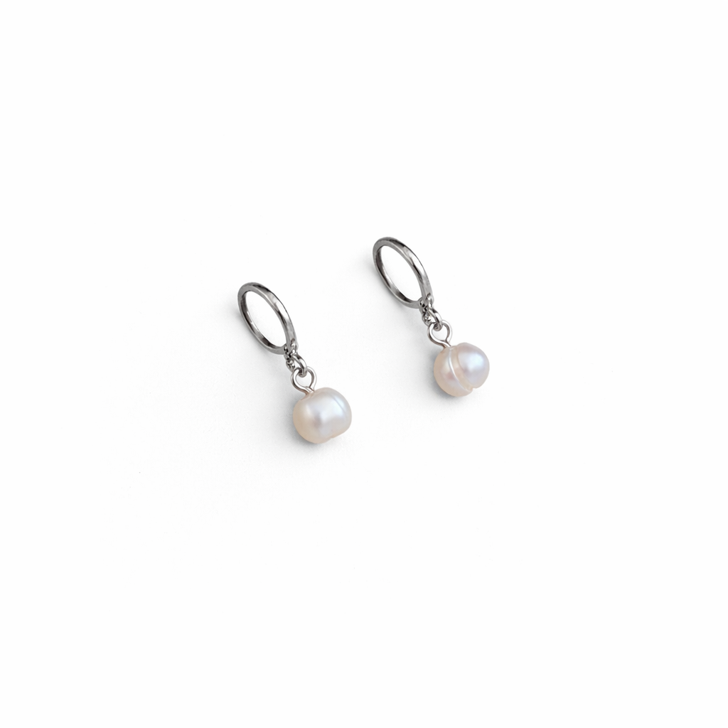 Milán Pearl Huggie Hoops