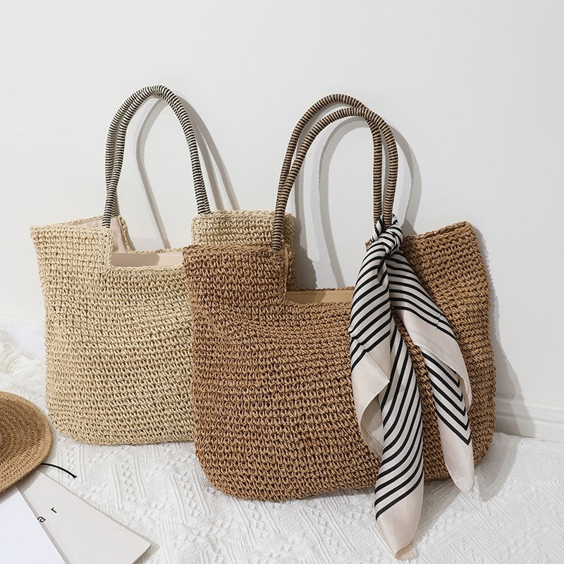 Leisurely Chic: Oversized Straw Beach Tote with Ample Space