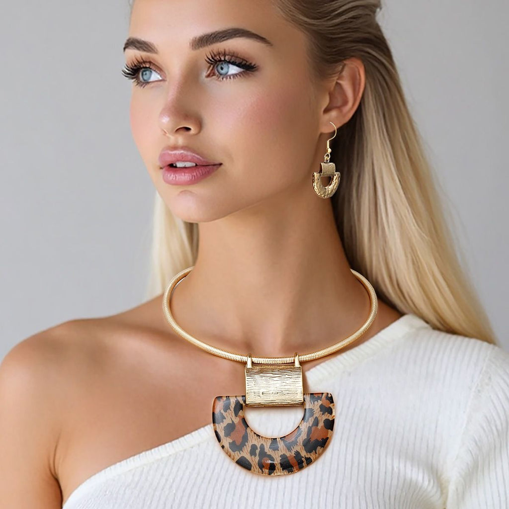 Rigid Collar Necklace with Geo Leopard Print Pendant – Stylish Statement Jewelry
