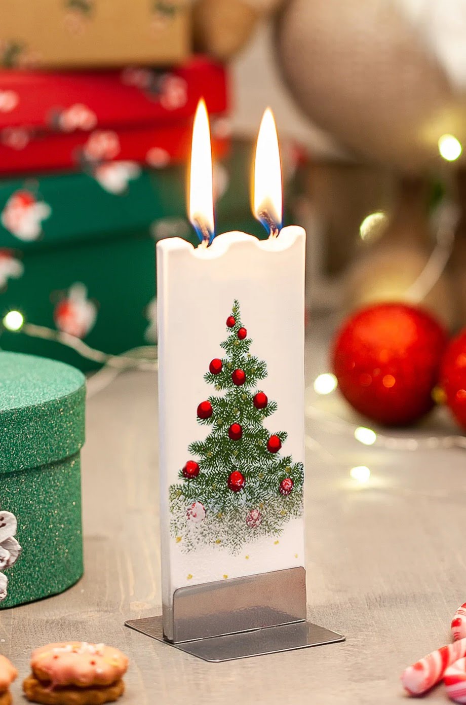 Flatyz Christmas Tree with Red Ornaments & Snow Candle