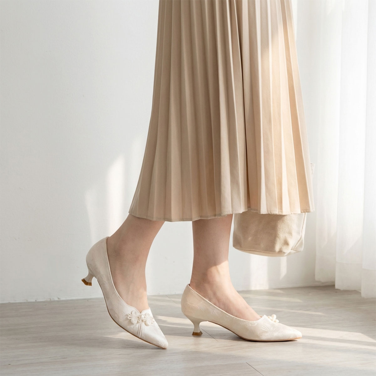 Women's Jacquard Pointed-Toe Kitten Heel Pumps | Floral Pearl Satin Dress Shoes
