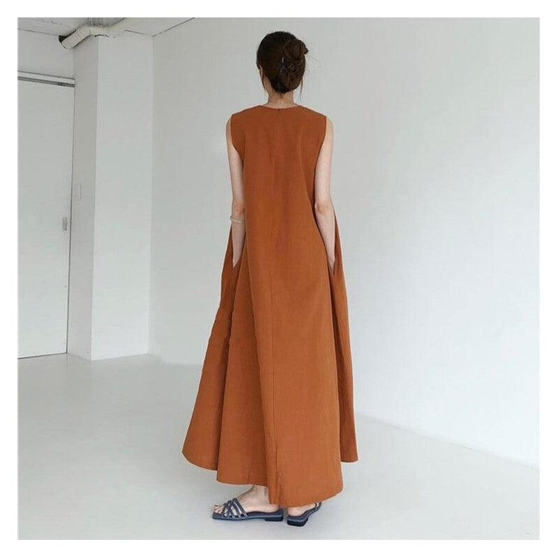 Solid Color Sleeveless Maxi Dress with a Flowy Silhouette
