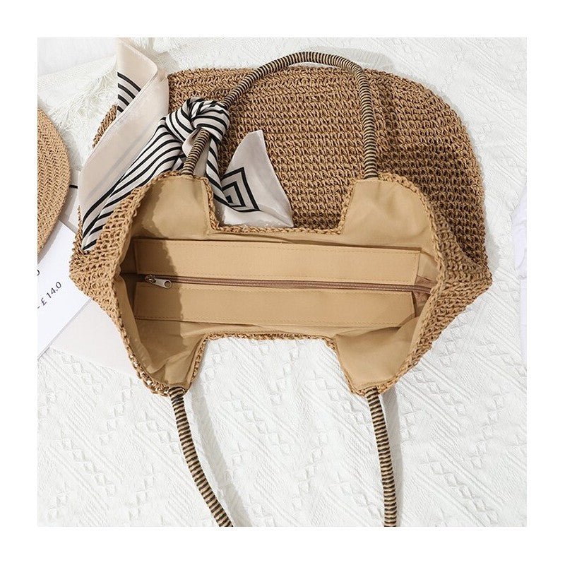 Leisurely Chic: Oversized Straw Beach Tote with Ample Space