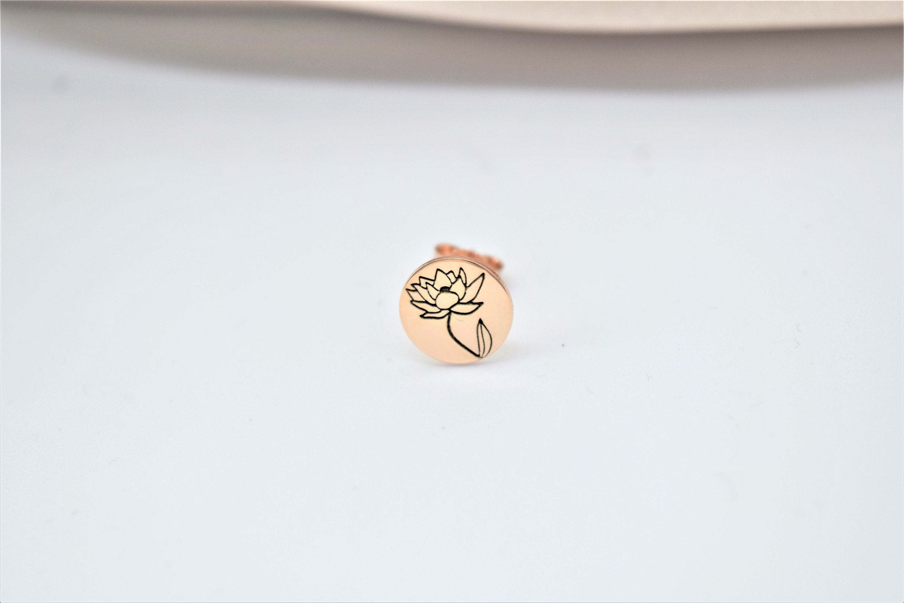 Bloomin' Gifts Personalized Birth Flower Earrings - Custom Floral Signet in Silver, Gold & Rose Gold for Her