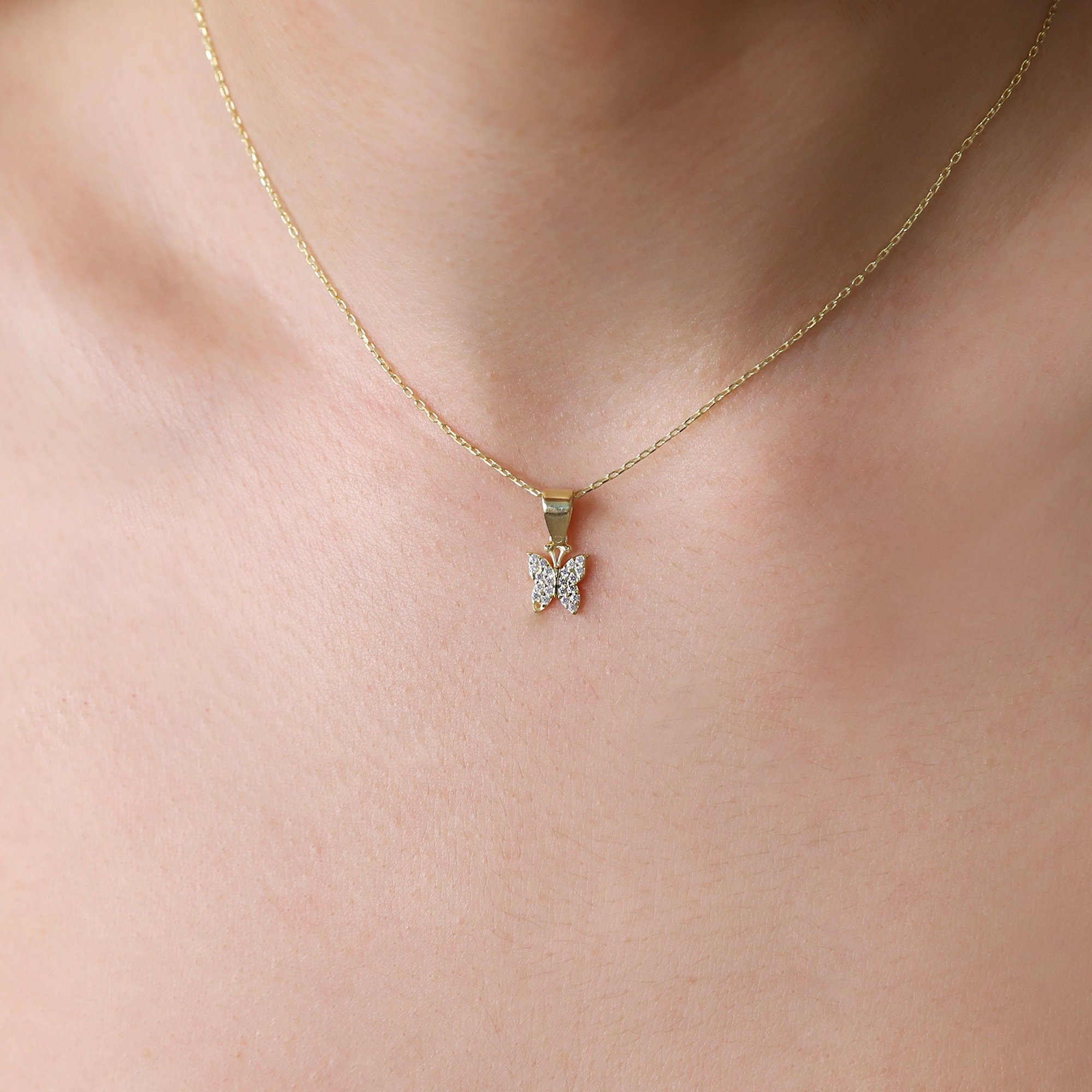 Glimmering Butterfly Necklace - Dazzling Charm with Elegant Design
