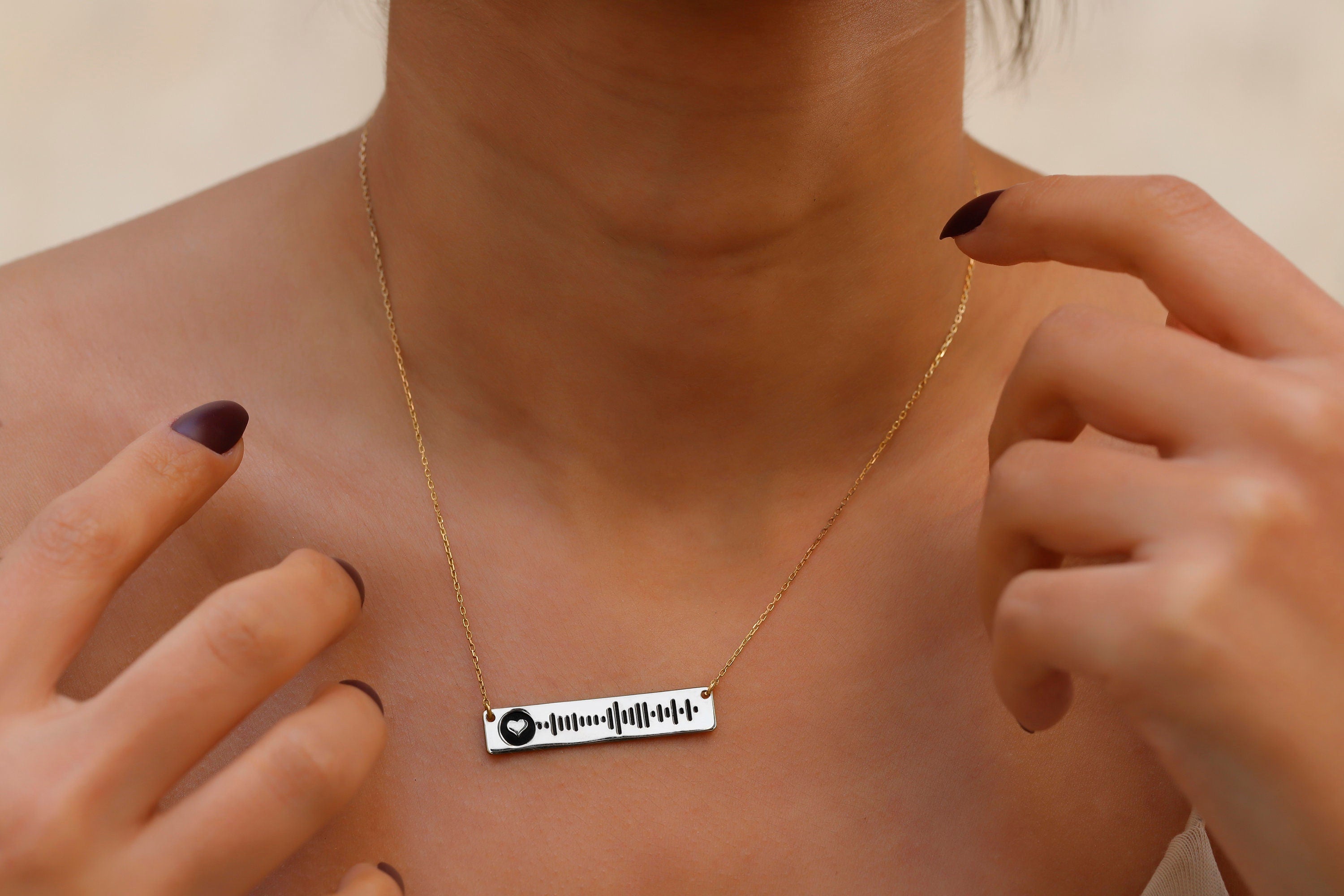 Harmony Jewels Music Bar Necklace - Celebrate Your Passion with a Unique Soundwave Design