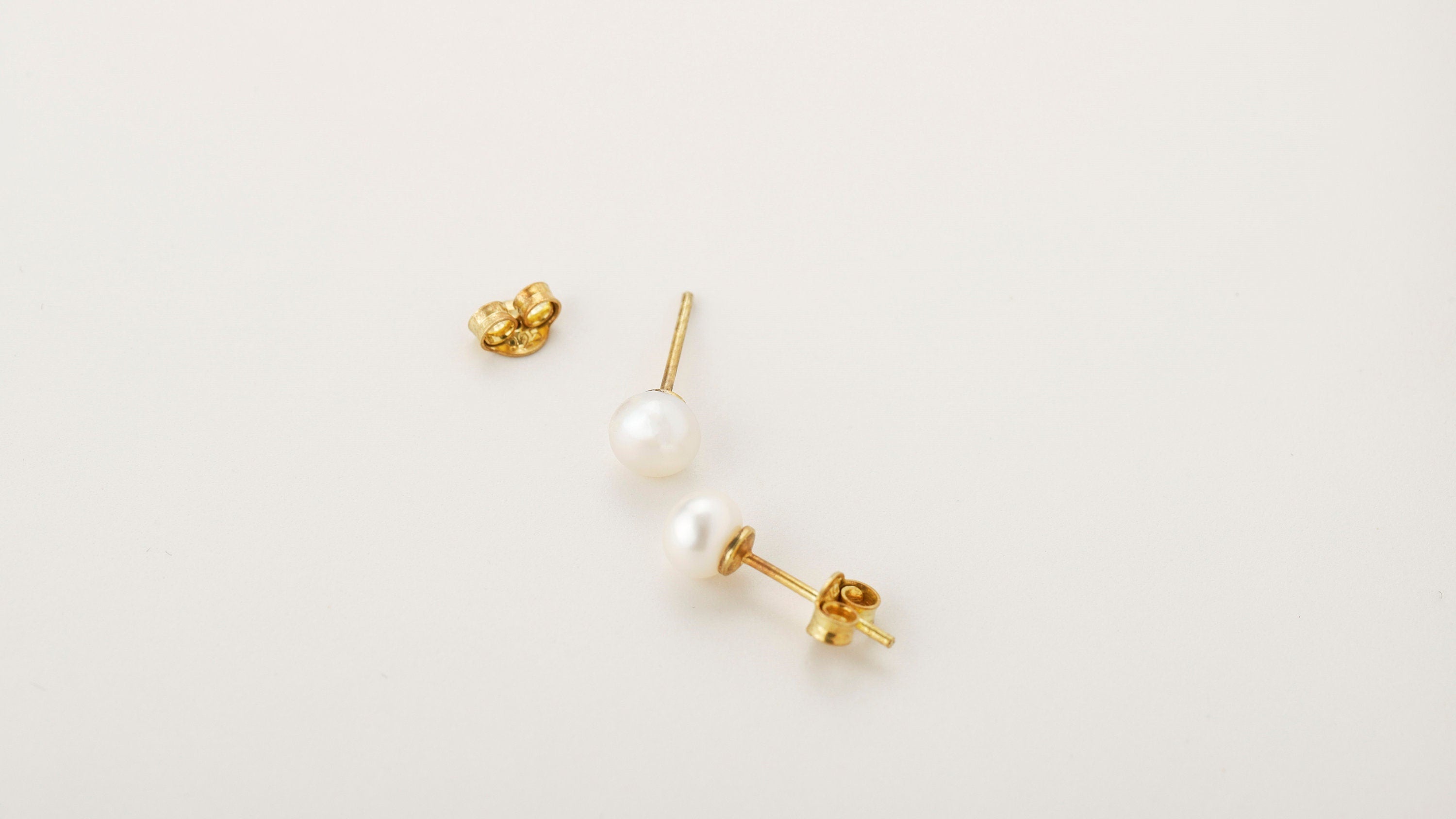 Elegant Gems Pearl Stud Earrings - Timeless Elegance for Every Occasion