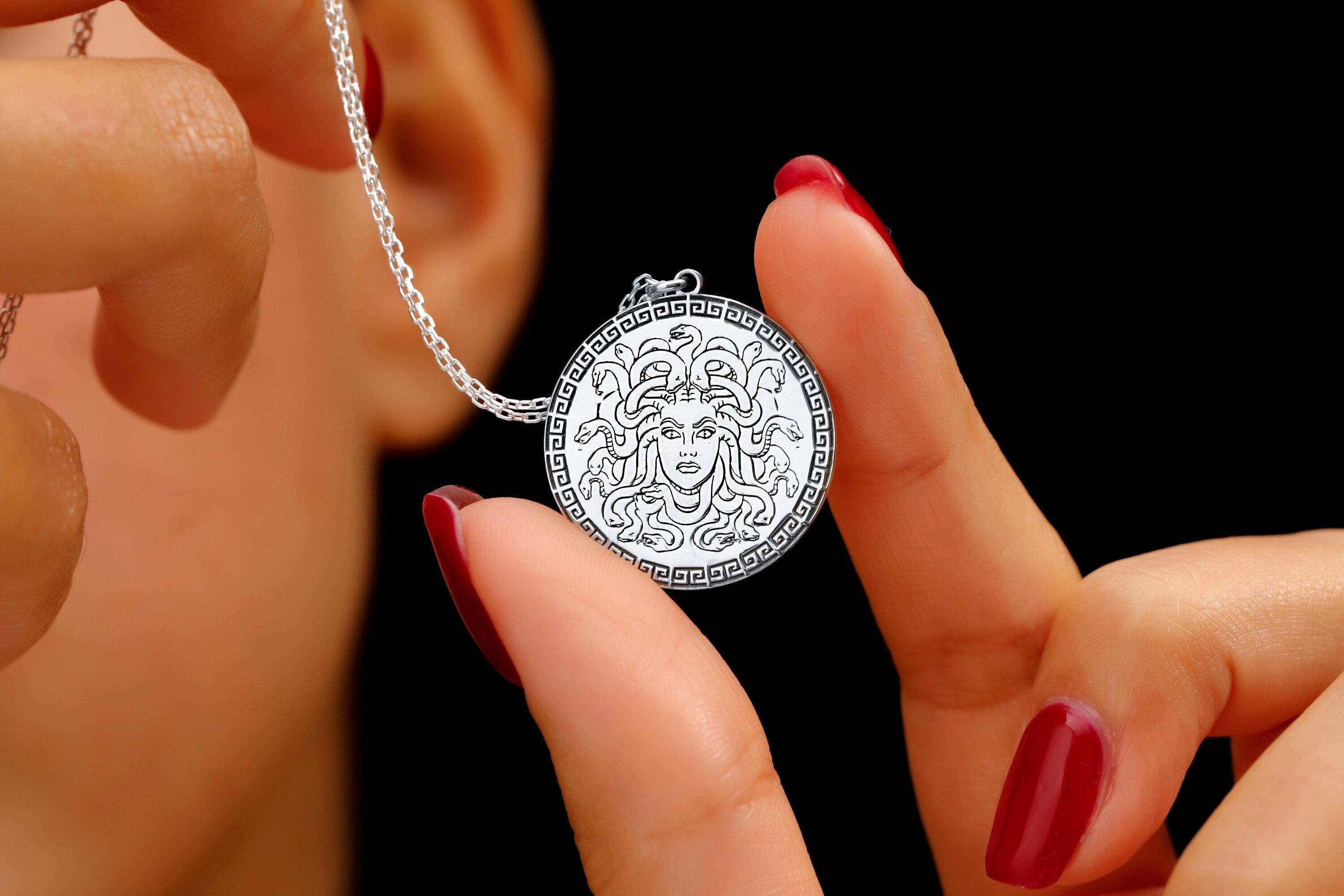 Medusa's Charm Necklace - Enchanting Mythology Design to Inspire Confidence