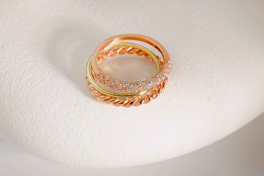 Pinky Elegance: Stackable Diamond Twist 3 Ring Set – Gold & Rose Gold Designs
