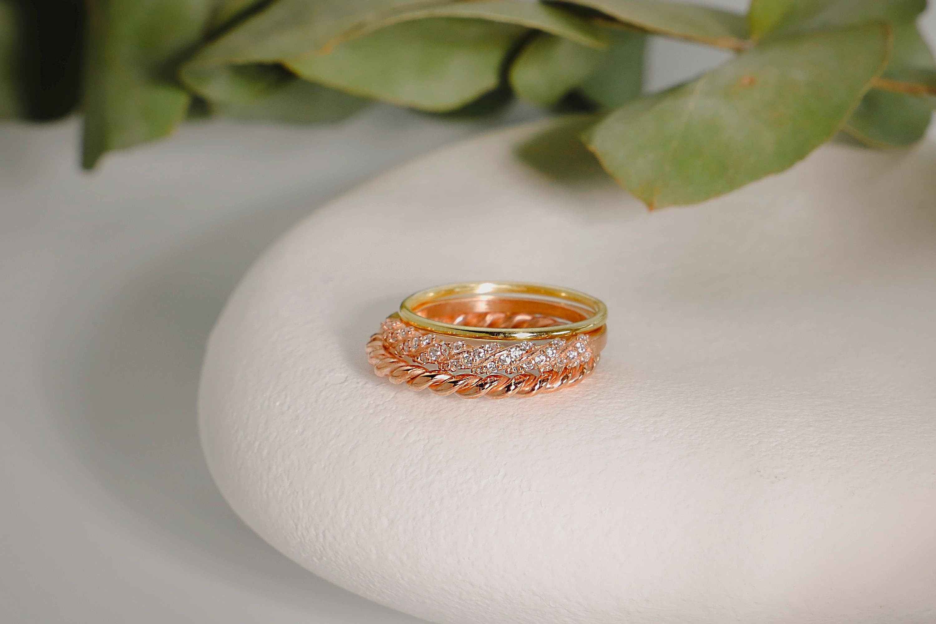Pinky Elegance: Stackable Diamond Twist 3 Ring Set – Gold & Rose Gold Designs