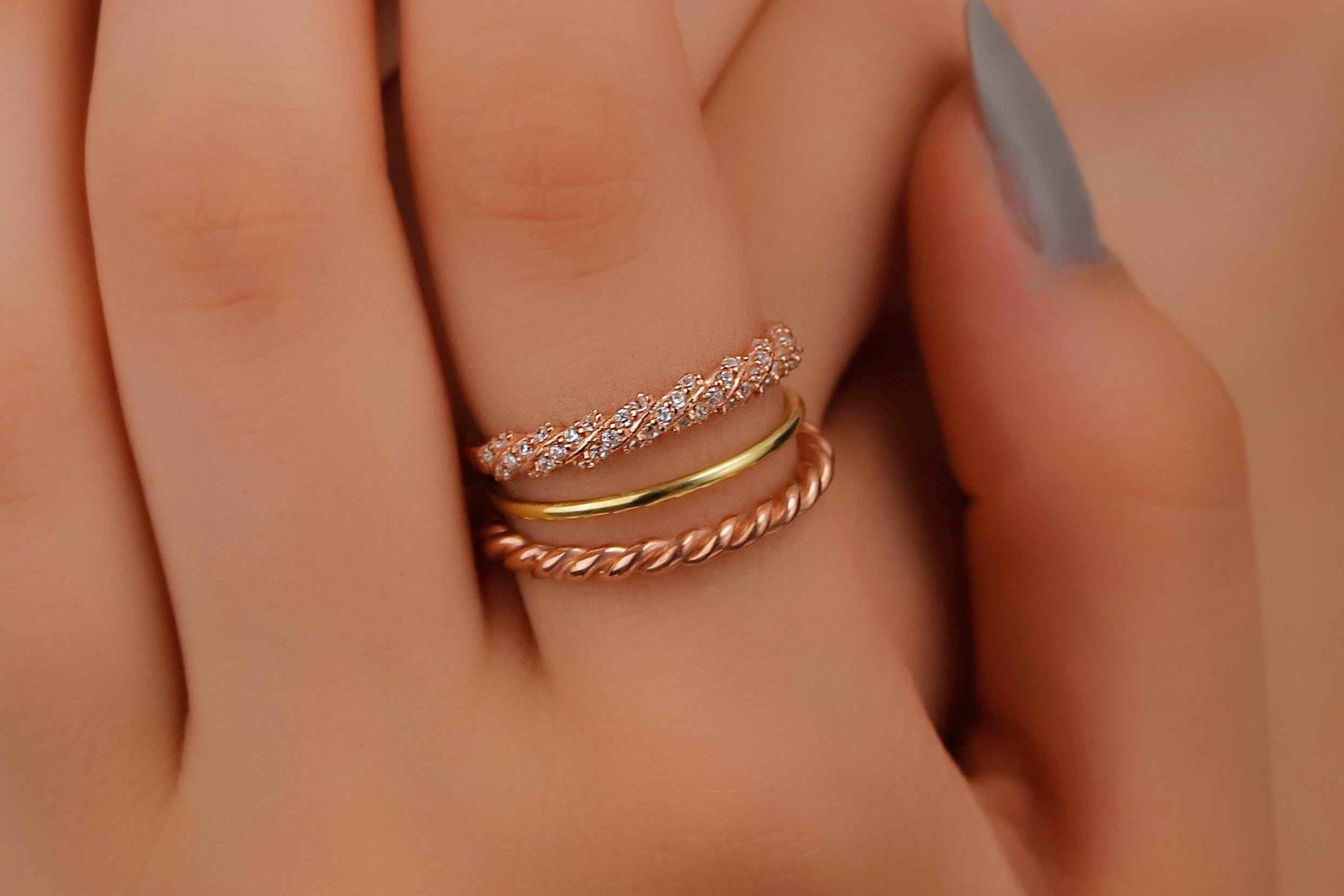 Pinky Elegance: Stackable Diamond Twist 3 Ring Set – Gold & Rose Gold Designs