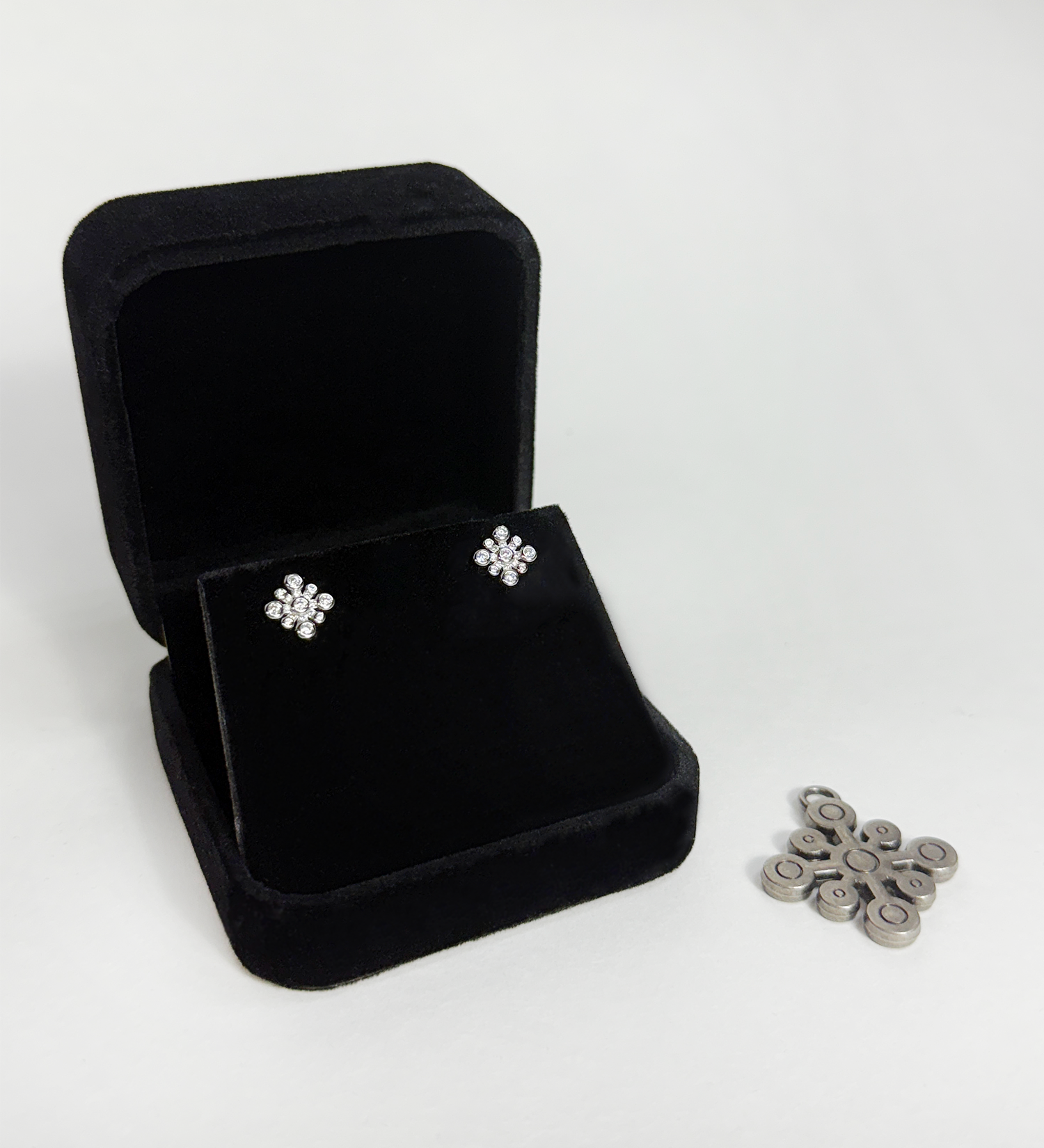 NORTH STAR EARRINGS (11mm)